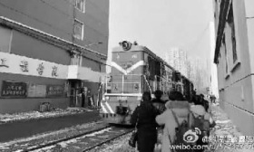 长春师大校园内通火车 网友：校园是得有多大