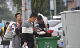 中学办“变形计” 学生捡破烂露宿街头