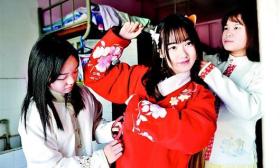 同寝室4姑娘是汉服控 喜欢当“古人”