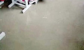 河南山村小学生心酸作文：房顶下雨，我们撑伞上课