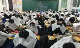 中学教师为防作弊让学生头戴报纸考试(多图)