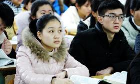 组图：90后夫妻放弃生意重回校园 上课成同桌成别样风景线