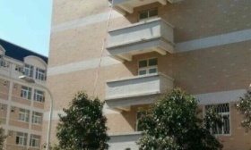 懒癌发作?女大学生用床单从6楼吊外卖