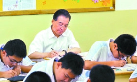 温家宝与学生听课图片中仅总理坐姿端正引热议