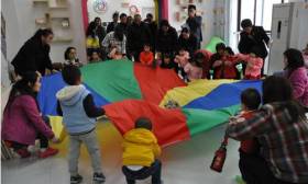 今早，2万多名婴幼儿和家长走进我市304所幼儿园和早教机构接受公益性指导