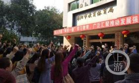 2所中学违规招生仅1所受罚 百名教师集体讨说法
