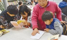 退休教师自办免费辅导班 学生都是农民工子女