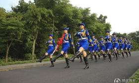 组图：国旗班女生的日常 一个动作练千百次