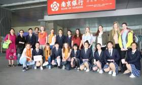 荷兰卡尔斯中学师生访问团来海州高级中学体验中国文化 
