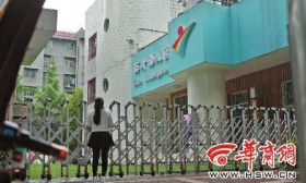 幼儿园两名幼童唱歌时说话 被老师拿胶带封嘴