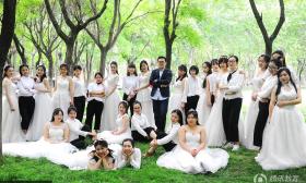 组图：甜蜜毕业照！全班唯一男生被女生簇拥