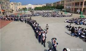 涟水县外国语小学组织“防震减灾安全疏散演练” 