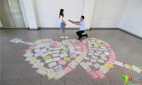 组图:学霸情侣秀恩爱 晒137张证书“比心”