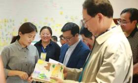 省教科院机关工委副书记何峰考察苍梧小学特色文化建设 