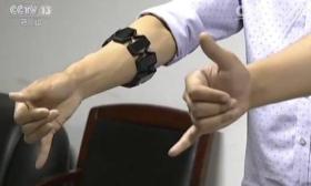 两名90后女生发明翻译臂环:把手语翻译成语音