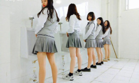 成都高校女生在男厕拍毕业照惹争议