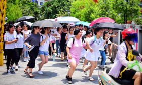 组图：高考首日，有种表情叫“考完一门啦”