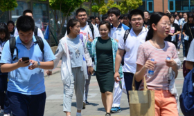 林妙可穿长裙参加高考 走出考场露灿烂笑容