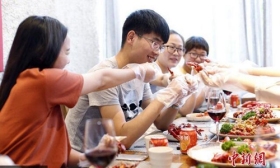 组图：高校班长请全班女生吃小龙虾 豪车助阵