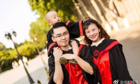 人大本科生带娃毕业走红:大三结婚大四生子