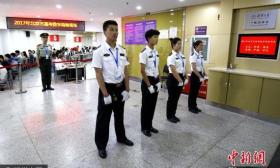 组图：北京高考评卷现场 武警值守、进场安检