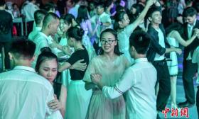 组图：百余对高三毕业生跳交谊舞向母校致敬