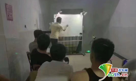 学霸楼梯口给同学补高数走红 被称大学一股清流