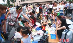 高校办“跳蚤市场” 大爷大妈疯狂扫货