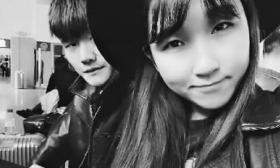 大四学生毕业晚会拿房产证求婚学妹 称准备好了