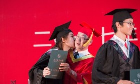 组图：女大学生毕业典礼亲吻校长称圆满了 男同学却...
