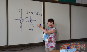 女老师右臂骨折 怕影响学生中考吊绷带上课