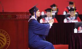 北大老外毕业礼用3个故事讲和而不同 表演“乞丐蹲”