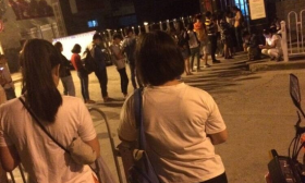 学生办助学贷款凌晨3点排队 教育局:不会加人手