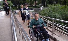 组图：带妈妈上清华的残疾考生报到 住进套间