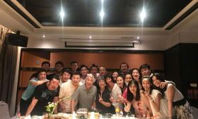 张翰毕业十周年与中戏师生聚会 保养有方显年轻