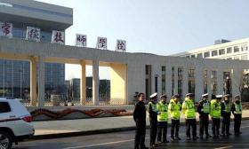 湖南一学生挥拳击穿玻璃被刺身亡 家属堵校门被带离