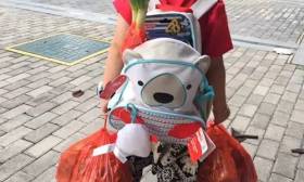 开学第一天 这个“背大葱的小男孩”火了