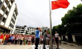 常州一小学请建筑工人当升旗手 学生还送上感恩卡