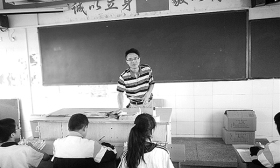 教师患尿毒症每天透析仍上课:孩子升学我就开心