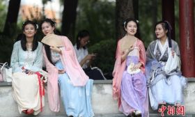 百余汉服爱好者齐聚南京秀气质