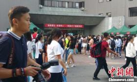 北师大新生体验“刷脸进宿舍”：设备能“听懂”26种方言