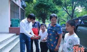 安徽财大派车接脑瘫新生入学，减免学费为其家人安排住所