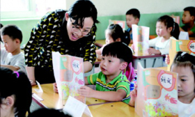 开学第一课：烟台“90后”女老师智斗“10后”小学新生