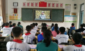 高邮外国语学校组织学生收看纪念建军90周年阅兵仪式