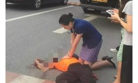 南航客舱培训部的空姐跪地抢救受伤男子半小时 未能救活当场痛哭