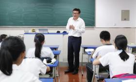 中学校长拎大饼加班 被学生誉为最有魅力教师