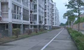 扬州一高中生半夜挥刀向母亲砍去 瞬间血染一片