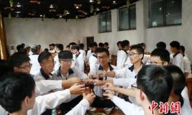 武汉一所高校请新生免费吃大餐 要求自己下厨