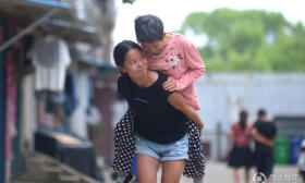组图：女生背着患病母亲上大学 做兼职赚学费