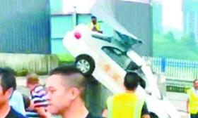 女学员错把油门当刹车 驾考飞越考场冲出围栏